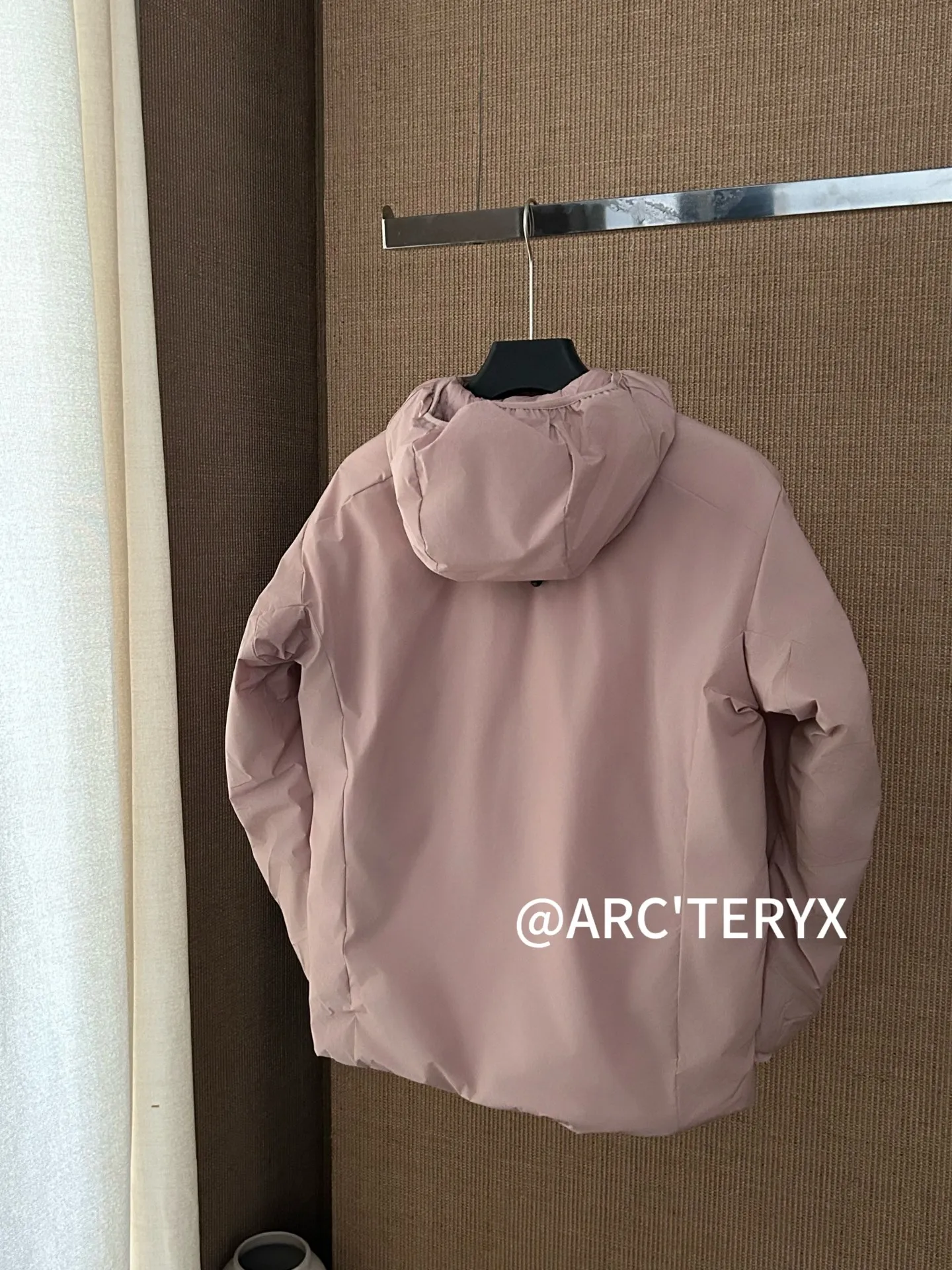 【Arcteryx Atom Hoody 】 : Arcteryx， ， ， 。 ， ， 。 ，Arcteryx ， 。Quality、 ， 。 ， + : ✅ 100% ，Tyono 30 ， ， ✅ ， Wear-Resistant Breathable ✅ ， ， ✅ ， ， ， ✅ 、 ， ， ✅ logo ， ✅ YKK， ✅ ：Coreloft TM Continuous 65 ， ✅（65g/m 2) : ，Breathable ，ATOM Coreloft TM Continuous ， ， ， ， Wear-Resistant ， ， ， 。